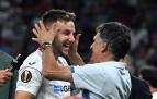 José Luis Mendilibar y Rakitic celebran la Europa League