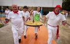 El delicado momento del traslado de una paella XXL a la mesa, en la Comida del Pato de Zizur Mayor