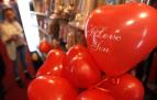 Regalos, bombones, globos, rosas... Detalles para la celebración del Día de los Enamorados, el 14 de febrero de 2012.