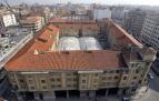 Imagen aérea del antiguo edificio de la estación de Pamplona, con la fachada principal en Conde Oliveto.