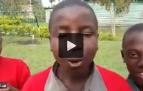 Niños de Uganda entonan el "Osasuna nunca se rinde"