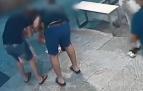 Momento del vídeo en el que el policía le practica la maniobra de Heimlich a la niña.