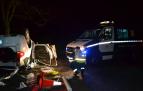 Una conductora, trasladada inconsciente al CHN tras una salida de vía y vuelco del coche