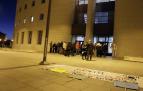 Una treintena de familiares y amigos del fallecido aguarda ayer por la tarde en el Palacio de Justicia la lectura del veredicto, algo que no se produjo.
