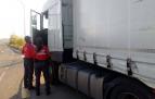 Agentes de la Policía Foral, junto al camión en Lodosa.