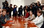 La secretaria general del PSN, María Chivite (i), y la presidenta de Navarra y líder de Geroa Bai, Uxue Barkos, en el inicio de la reunión.