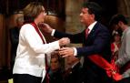 Ada Colau y Manuel Valls se abrazan tras el nombramiento de la primera como alcaldesa de Barcelona.