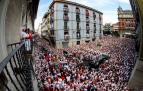 Momento de la jota a San Fermín, en la procesión  por las calles de Pamplona.