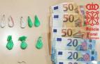 Parte de la droga y el dinero incautados en Berriozar.