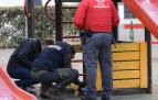 Miembros de la Policía Foral buscan pruebas en el lugar de la presunta agresión sexual