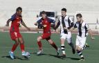 Estupiñán controla el balón ante la mirada de Marc Cardona y dos jugadores del Haro Deportivo.