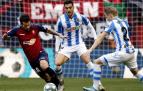 Rubén García (Osasuna) controla el balón, rodeado por Mikel Merino y Martin Odegaard (Real Sociedad).