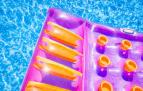 Imagen de una colchoneta sobre las aguas de una piscina