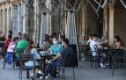 Varias personas en una terraza de la Plaza del Castillo de Pamplona.