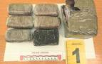 Paquetes de resina de cannabis con un peso aproximado de 1 kg hallados en el bolso entregado a Policía Foral
