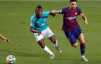 Pervis Estupiñán y Leo Messi, en el partido de final de temporada en el Nou Camp.
