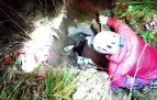 Rescatada una vaca que había caído a una sima en Ezcároz