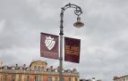 Pamplona amanece engalanada con banderolas de Osasuna
