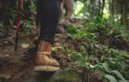 Imagen de la bota de una mujer sobre un sendero natural