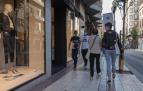 Varias personas pasean con mascarilla por una calle de Tudela