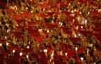 Miles de personas se han reunido este domingo a medianoche en la plaza Consistorial de Pamplona y sus alrededores para despedir los Sanfermines de 2019 con el tradicional 'Pobre de mí'.