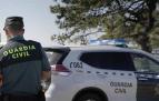 Un guardia civil junto a su vehículo, en una detención anterior