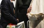 El papa Francisco, durante el encuentro mantenido con el padre de Aylan Kurdi, el niño sirio-kurdo de tres años que murió ahogado intentando llegar a Turquía en 2015 escapando de la guerra