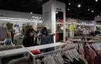 Varias personas comprando este lunes en una tienda del centro comercial Itaroa
