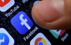 Una persona accede a la red social Facebook a través de la aplicación del móvil.