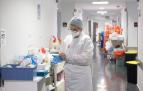 Un sanitario, en una zona con pacientes con coronavirus en el CHN.