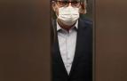 El candidato del PSOE a la Presidencia de la Comunidad de Madrid, Angel Gabilondo, subiendo a un ascensor.