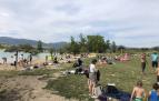 Científicos de personas disfrutan del embalse de Alloz