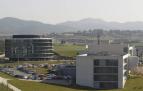 Vista de la sede de Acciona en Sarriguren con Gorraiz al fondo.