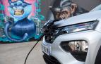 Así es el Dacia Spring, el rey eléctrico de la ciudad. Con solo 3,7 metros de largo, es el vehículo más recomendado para rodar sin emisiones por la ciudad. Su autonomía urbana de 305 kilómetros tienen la culpa, además de su precio, de solo 9.950 euros con el Plan MOVES III incluido. El Seat Mii es su rival más directo. Su tamaño es diminuto, pero destaca su estética SUV de bolsillo. 
Como se aprecia en las imágenes, luce pasos de ruedas más anchos, barras de techo, bajos de carrocería delanteros reforzados, protección trasera y distancia al suelo sobreelevada (151 mm en vacío). Tras el logotipo del frontal, con una calandra cerrada al tratarse de un coche eléctrico, se ubica disimuladamente la boca de carga. Las luces LED más afiladas remarcan la línea horizontal de la mirada del Spring. Los embellecedores de este vehículo imitan la estética de las llantas de aleación. Esta apariencia es posible gracias al sistema Flexwheel: las llantas de chapa son abiertas. 
Su motor ofrece un potencia de 44 CV, suficiente para rodar por ciudad, dado su bajo peso, de menos de una tonelada. Como curiosidad, no dispone de una palanca de cambios al uso. Ofrece ahora un selector de marcha giratorio con una rueda cromada muy sencilla de utilizar, con 3 posiciones: D (drive), N (neutral) y R (retroceso). A bordo de Dacia Spring se pueden instalar cuatro adultos cómodamente y cuenta con un maletero generoso de casi 300 litros de capacidad.
