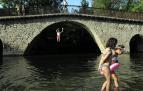 El tiempo veraniego continuará en Navarra en este inicio de semana, con riesgo de que se produzcan algunas tormentas que a partir de la segunda mitad del miércoles serán más intensas, con bajada de temperaturas.