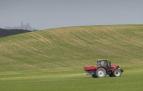 Imagen de archivo de un tractor realizando labores en el campo.