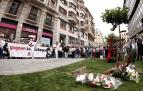 Dos dantzaris han bailado un aurresku frente a la estela que recuerda a Germán Rodríguez