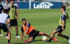 Enric Gallego se lanza al suelo ante Herrando