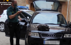 La Guardia Civil revisa el vehículo del detenido.