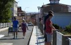 Vecinos paseando por el puente viejo sobre el río Ebro, un enclave que ha marcado la frontera natural con la vecina La Rioja