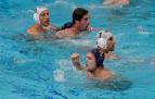 El español Alberto Munarriz (2-d) celebra una acción en el encuentro correspondiente al grupo B de Waterpolo entre Serbia y España