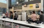 Momento del embarque de pasajeros en el aeropuerto de Pamplona con destino Palma de Mallorca