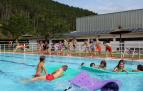 Participantes esta semana en uno de los campamentos de verano organizados por el consistorio de Esteribar, en la piscina en Zubiri