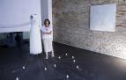 Celia Eslava posa junto a la pieza central de la exposición, un vestido elaborado con tul de seda e hilos antiguos con el que reflexiona sobre la identidad y la vestimenta