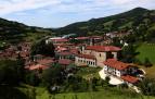 Vista de la villa de Leitza desde el paseo de la Vía Verde, a menos de cincuenta kilómetros de la capital navarra