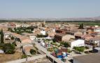 Vista aérea de la localidad ribera de Buñuel, con las ferias en el centro y la parroquia de Santa Ana al fondo