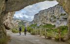 Dos ciclistas atraviesan la espectacular Foz de Lumbier, pedaleando sobre una de las vías verdes con las que cuenta Navarra.