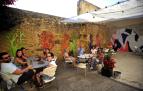 Miembros y de la junta y socios de la Sociedad Valdorba en el patio interior del edificio que alberga la sede de la sociedad el pasado viernes