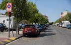 Travesía Padre Tomás de Burgui. En la izda. la Rochapea con la zona naranja ya marcada. A la dcha. Ansoáin con aparcamientos gratuítos.