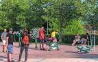 Jóvenes y niños disfrutraban ayer en un parque de Ayegui de una de las últimas tardes de agosto
